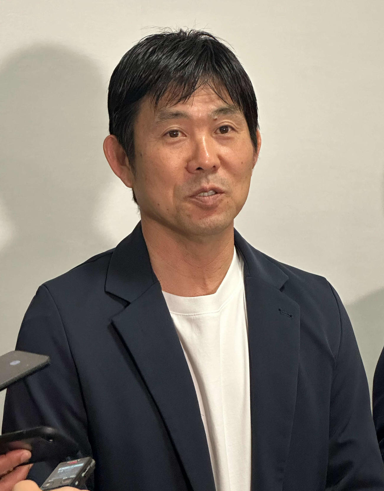 欧州視察出発前に取材に応じる日本代表の森保監督