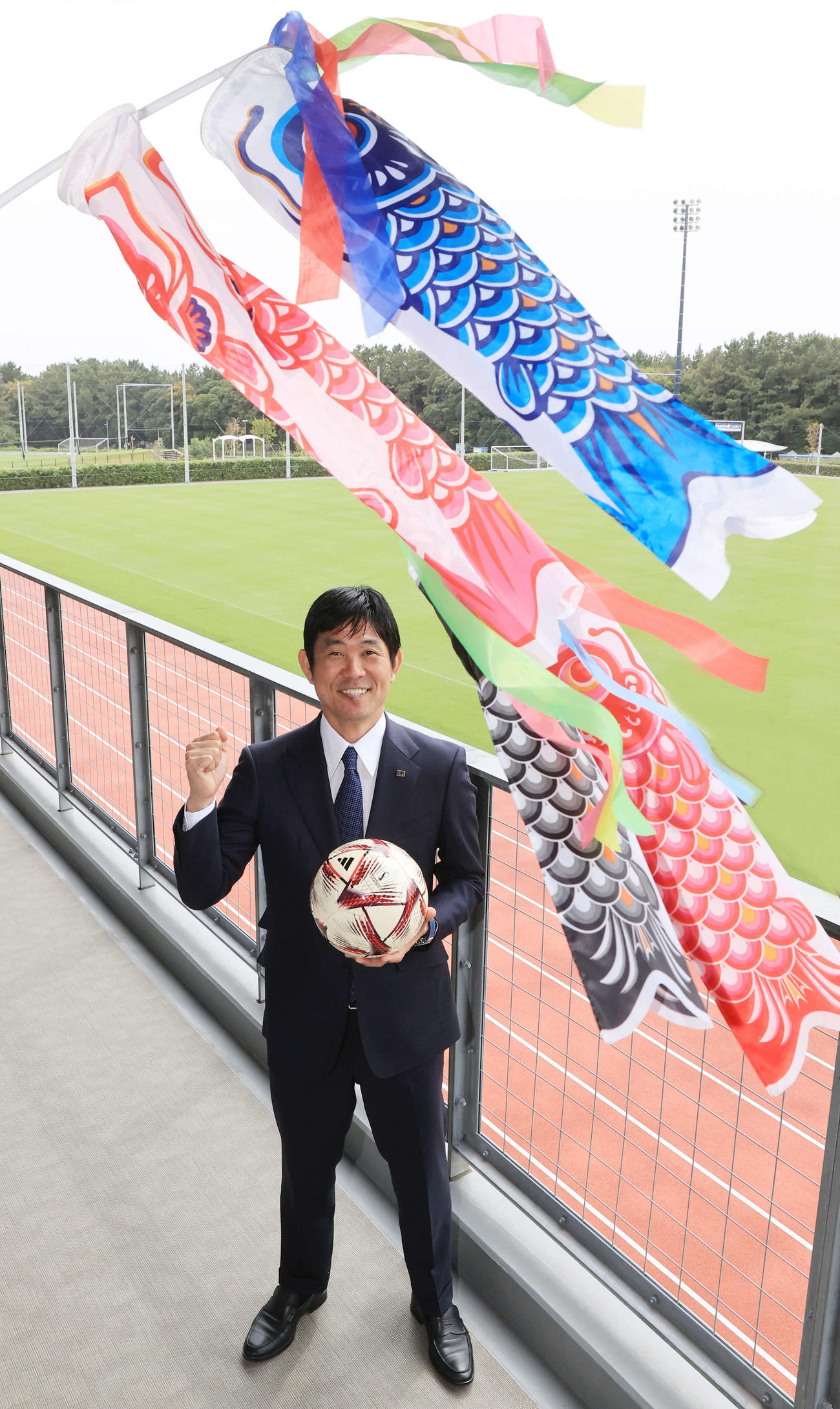 こいのぼりがなびく中、笑顔でガッツポーズする日本代表の森保監督（撮影・浅見桂子）