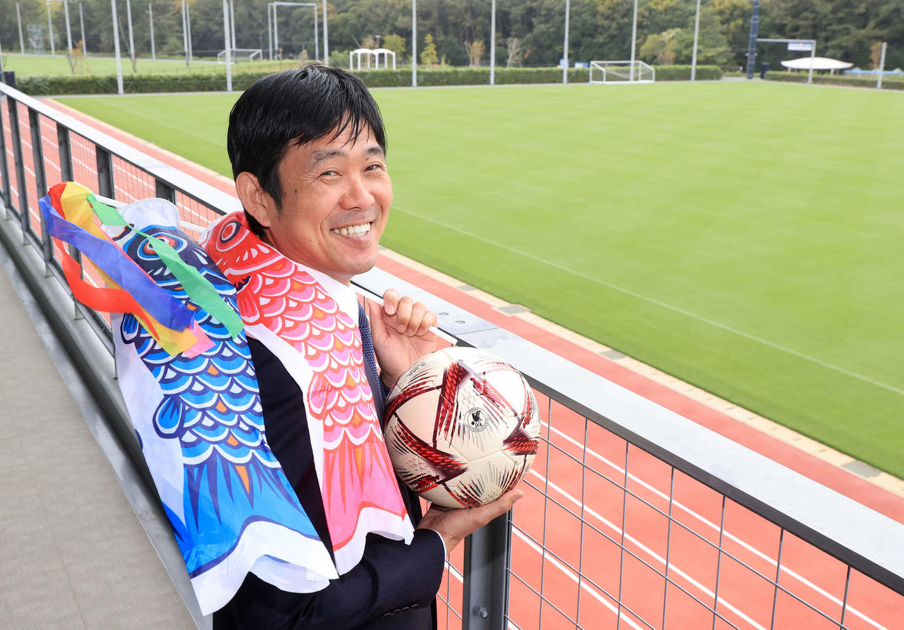 こいのぼりを背負う日本代表の森保監督（撮影・浅見桂子）