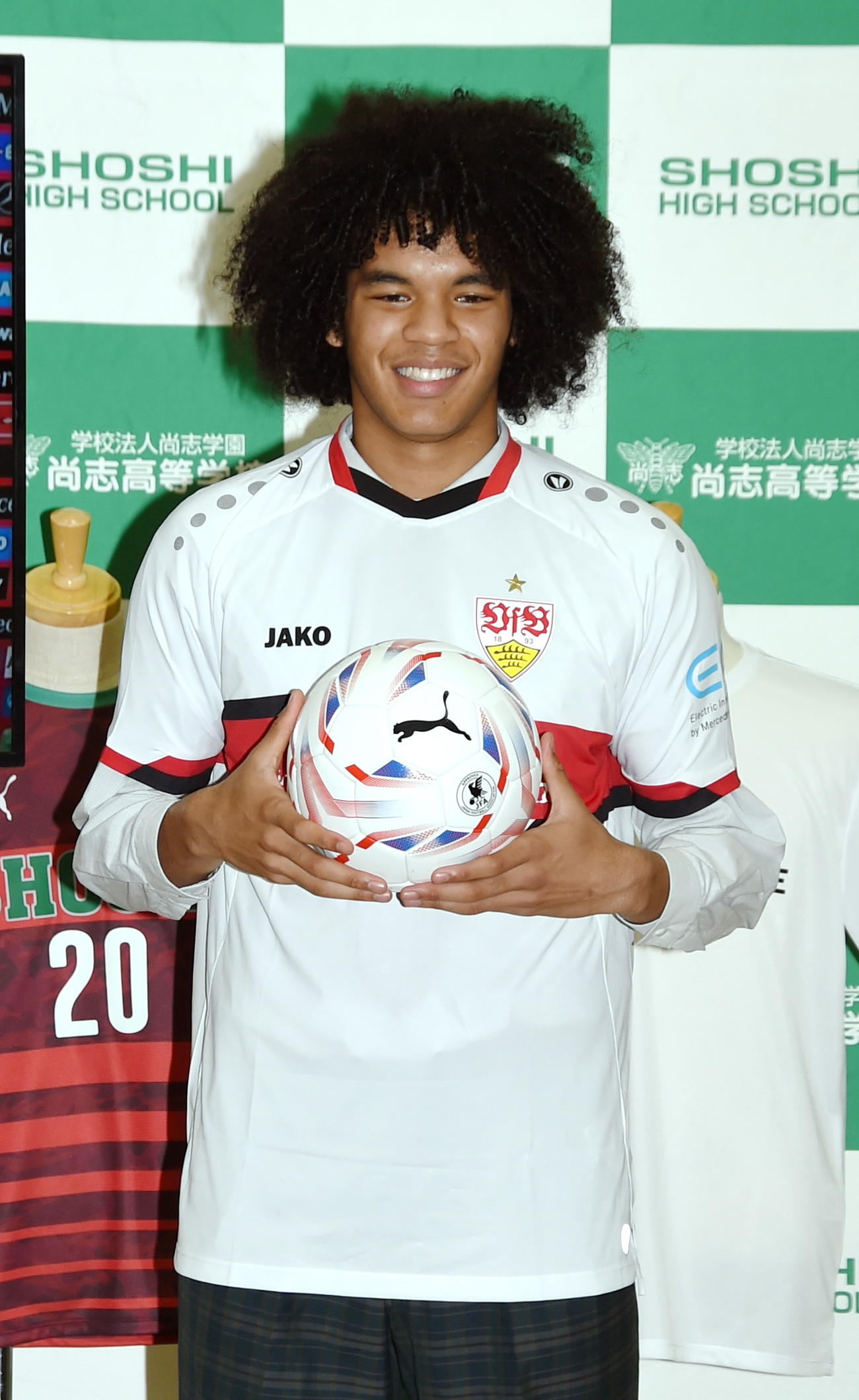 笑顔でボールを持つDFチェイス・アンリ（2022年4月撮影）