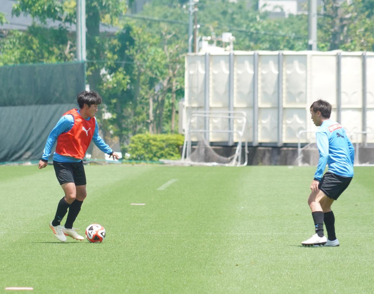 U－20W杯日本代表メンバーに選出された川崎FのMF永長鷹虎（左）（撮影・佐藤成）