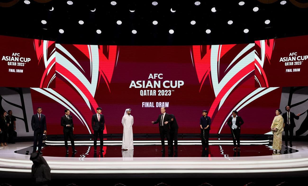 アジア・カップ（アジア杯）の組み合わせ抽選会の参加者。右から2人目が山下良美審判員（ロイター）