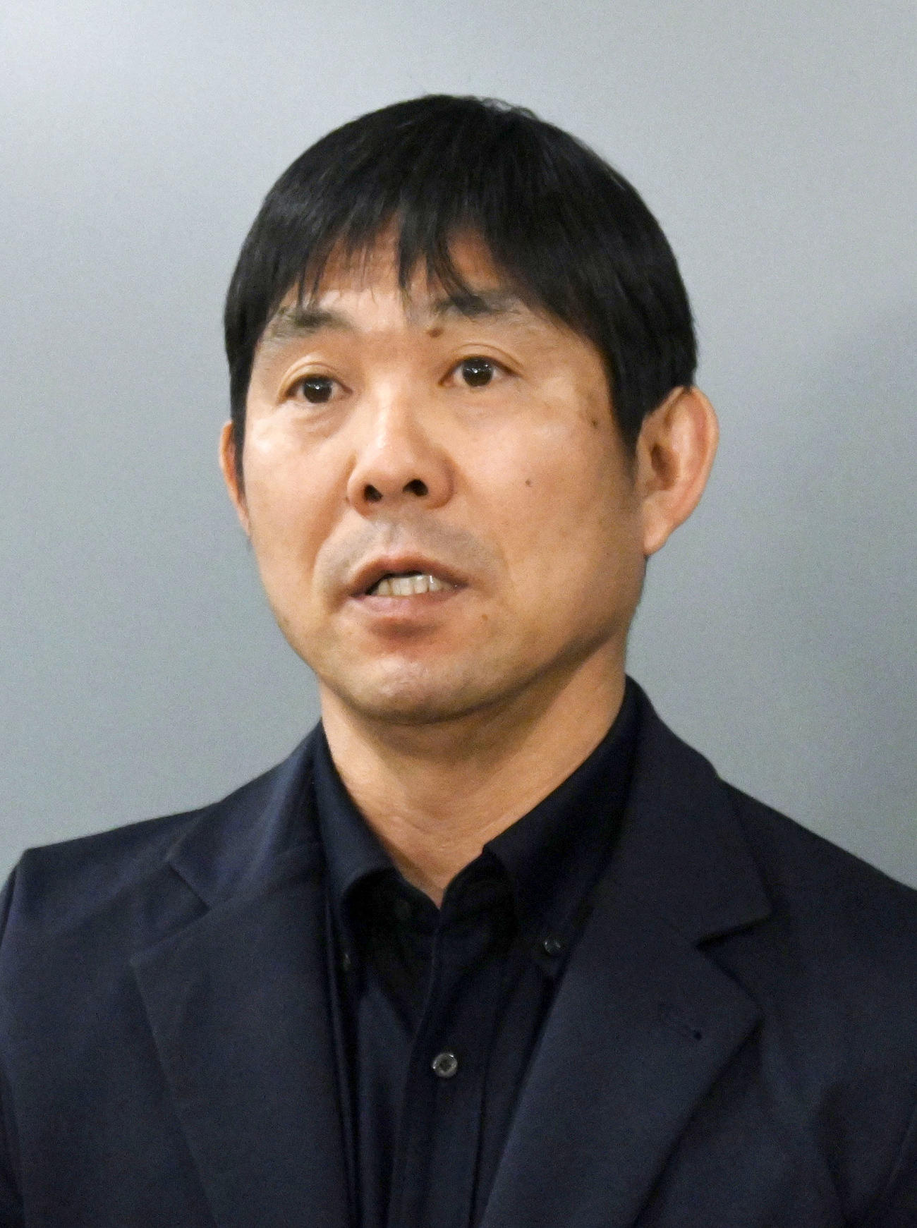 カタールから帰国し、取材に応じるサッカー日本代表の森保監督（共同）