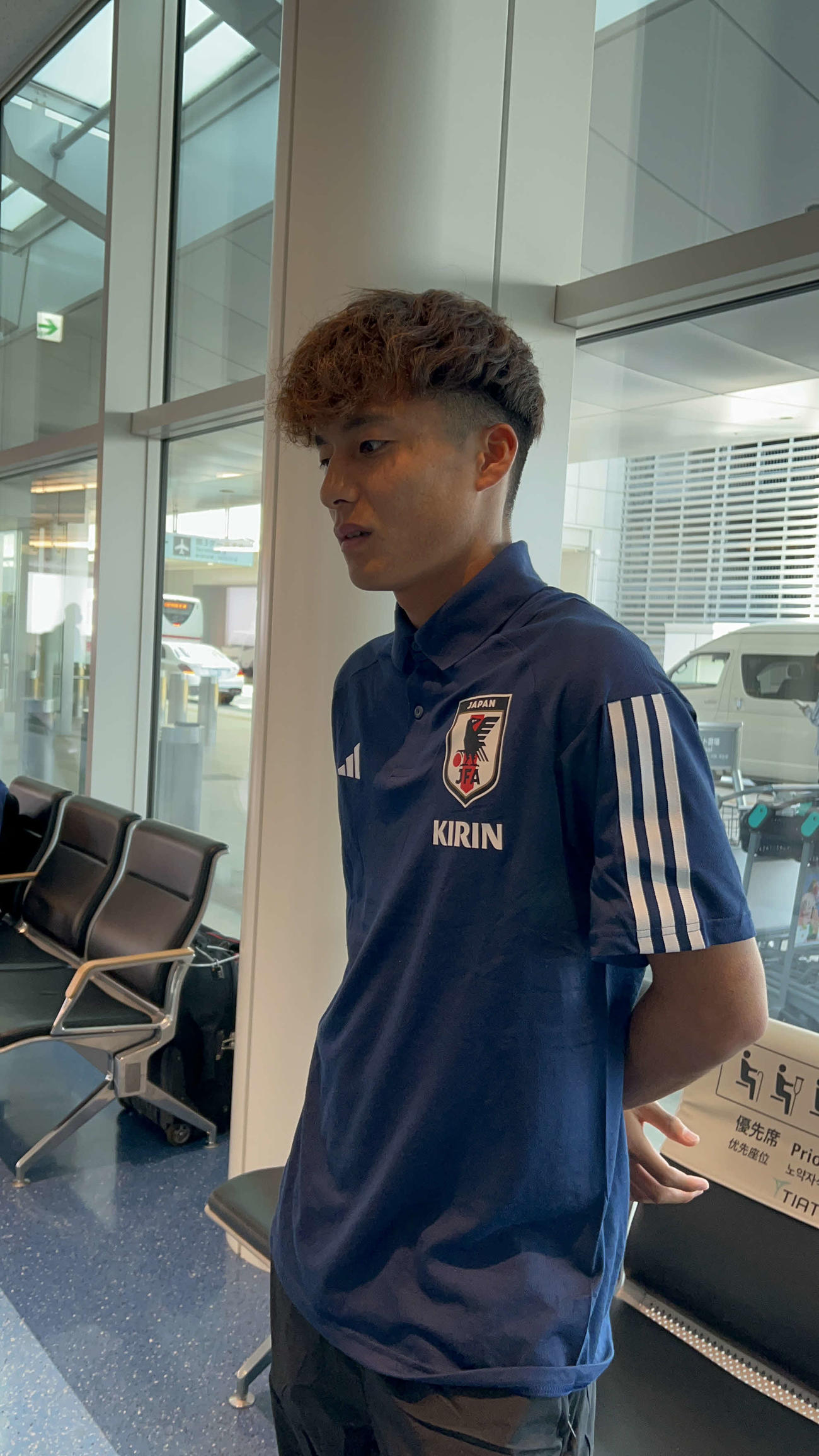 アルゼンチンに向けて出発する前に取材に応じたU－20W杯日本代表佐野航大（撮影・佐藤成）