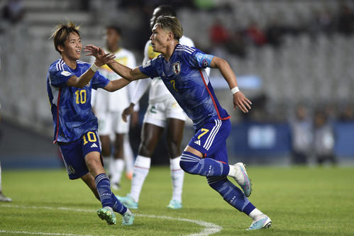U－20W杯・日本－セネガル　先制点を決め北野颯太（左）と喜ぶ松木玖生（AP）