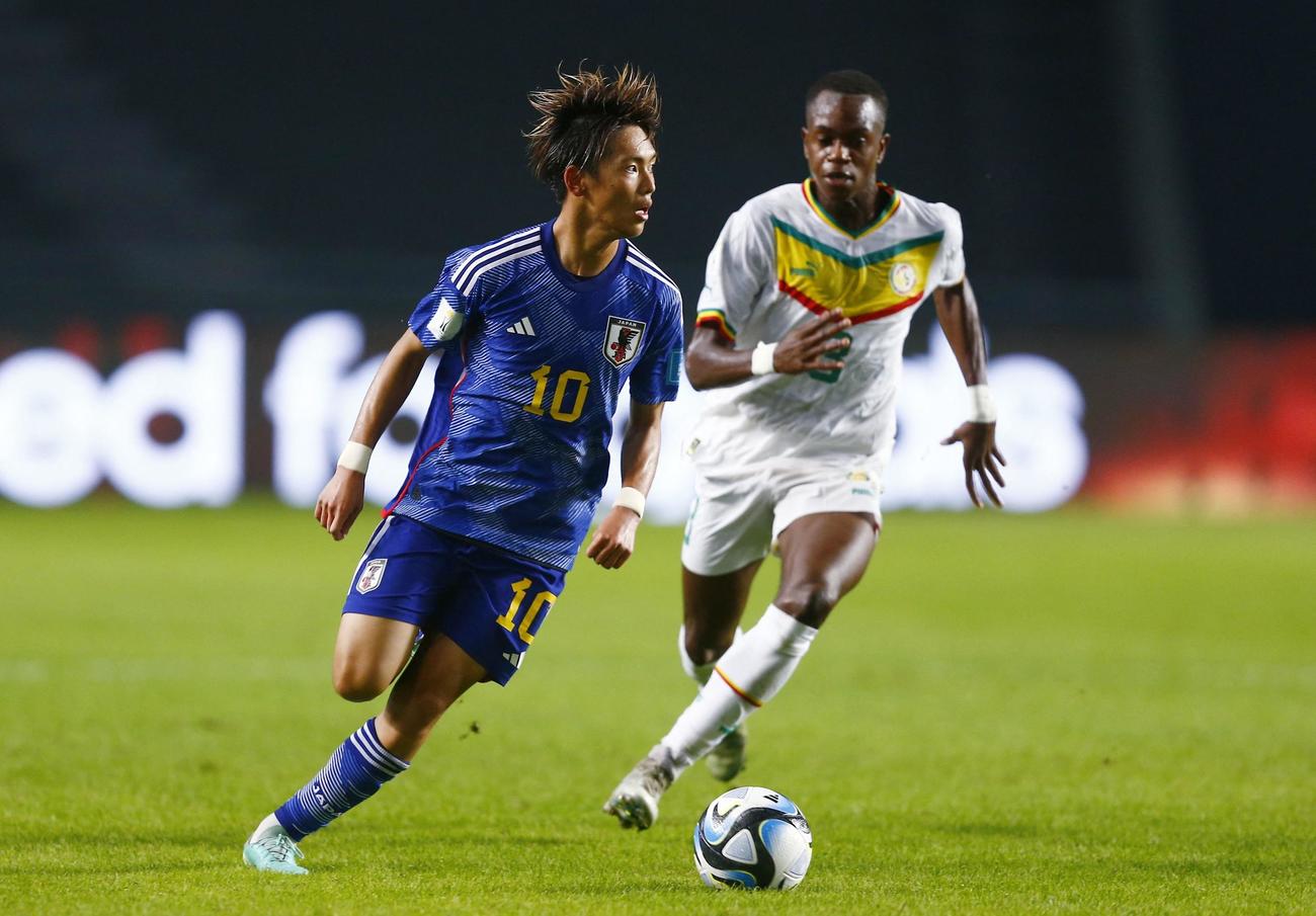 U－20W杯・日本－セネガル　セネガル・ディアラと競る北野颯太（ロイター）