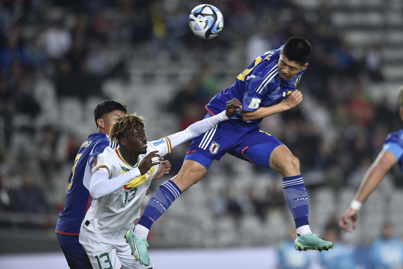 U－20W杯・日本－セネガル　セネガル・サノからのプレッシャーを受けながらボールをクリアする高井幸大（AP）