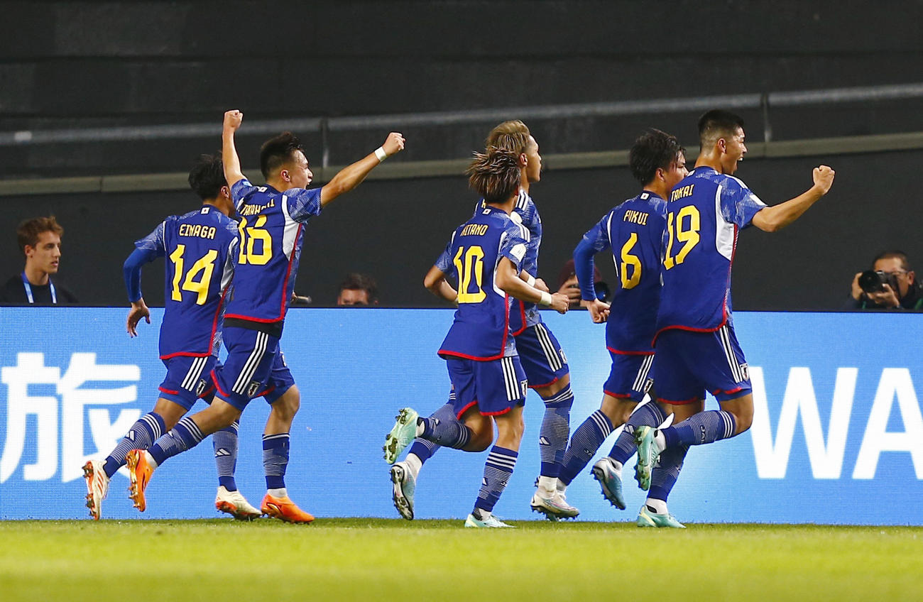 U－20W杯・日本－セネガル　初得点を決めチームメイトと喜ぶ松木玖生（ロイター）