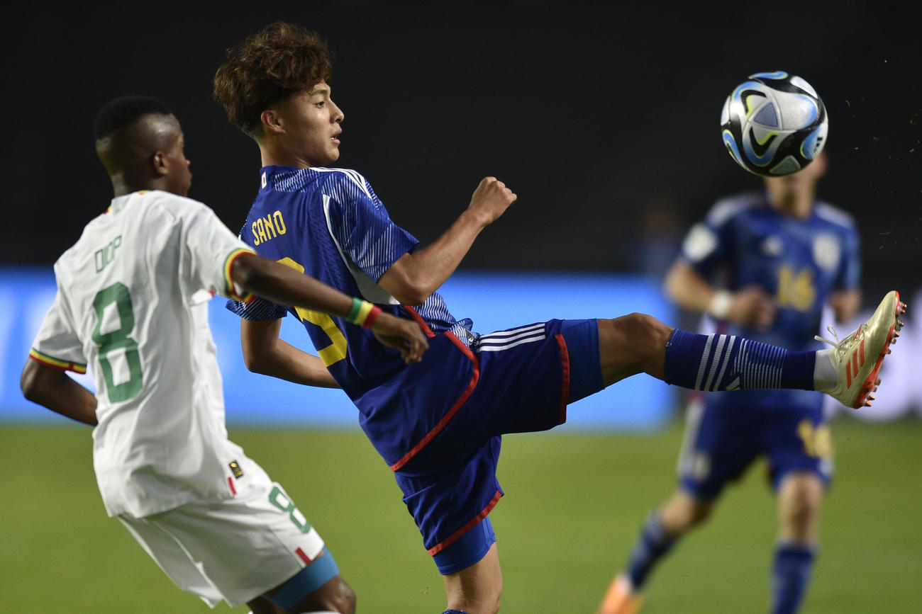 U－20W杯・日本－セネガル　プレッシャーを受けながらボールをコントロールする佐野航大（AP）