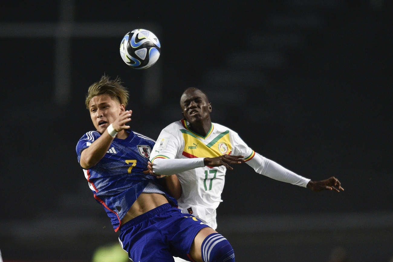 U－20W杯・日本－セネガル　セネガル・フェイとボールを争う松木玖生