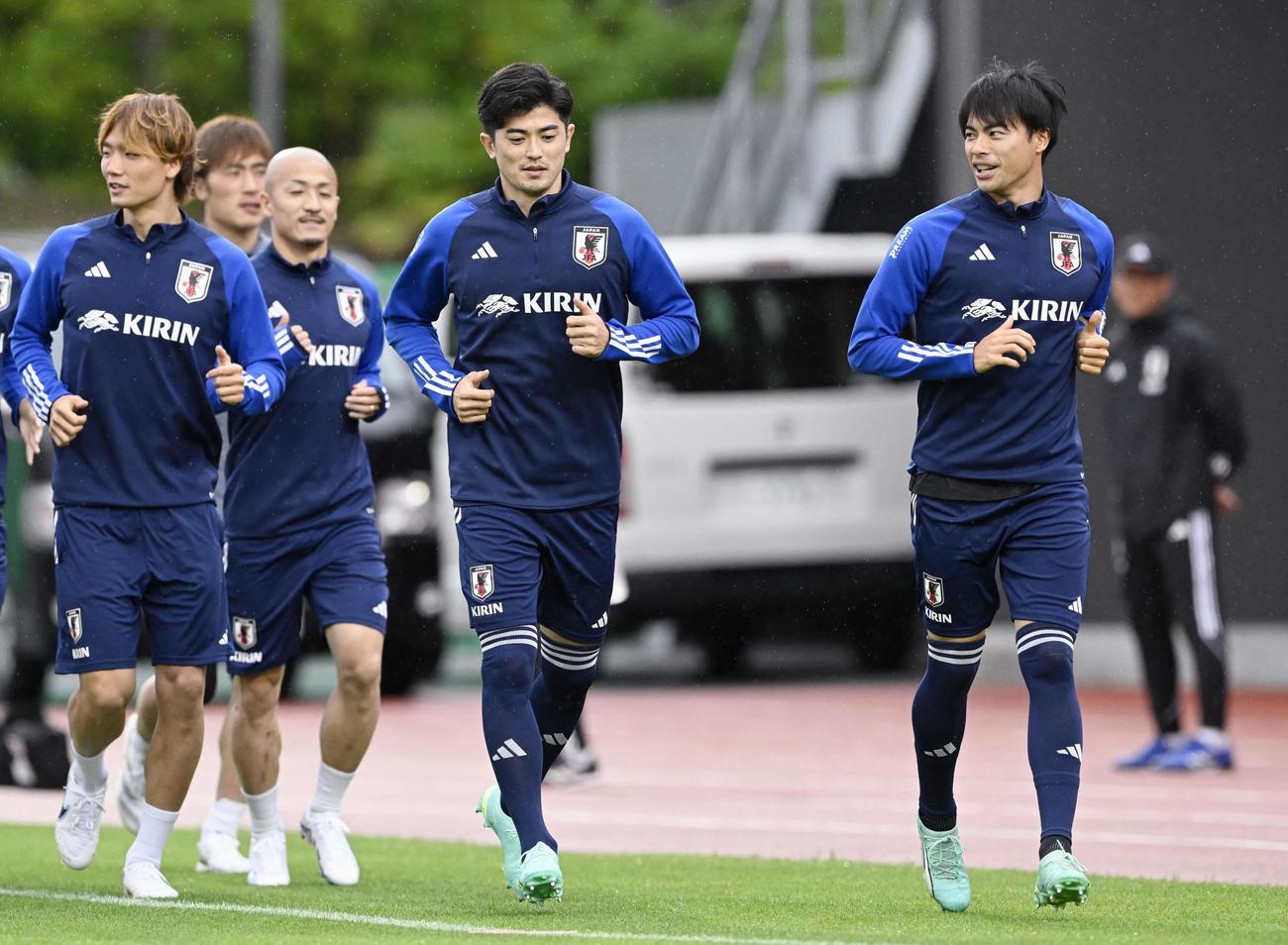 国際親善試合に向け、調整する（右から）三笘、谷口ら（共同）