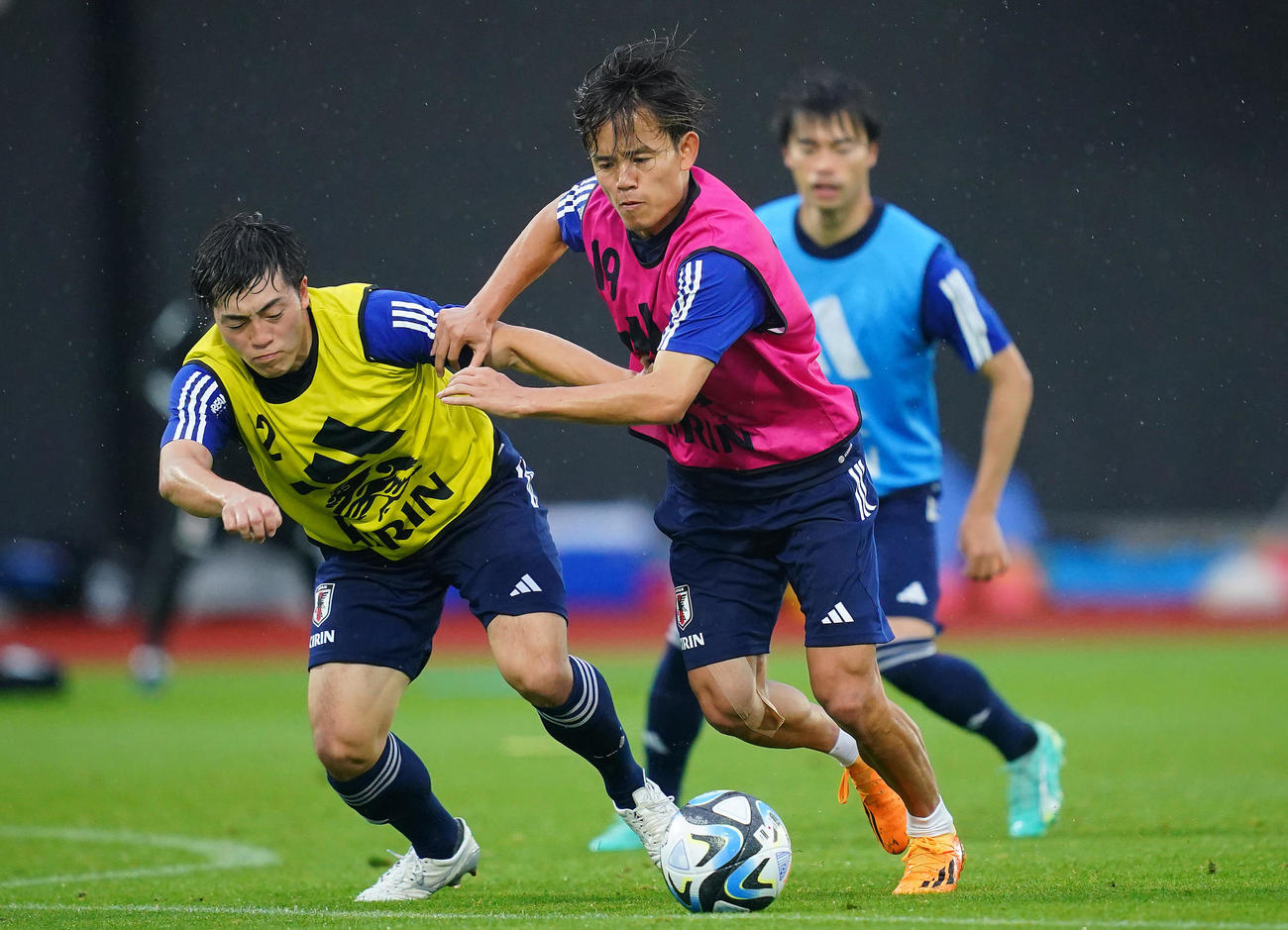 ボール回しで競り合う相馬（左）と久保（撮影・垰建太）