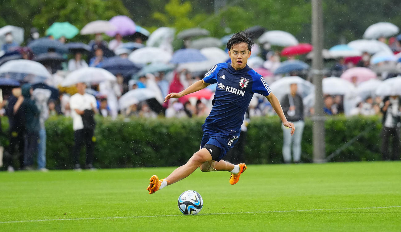 雨が降る中、練習に臨む久保（撮影・垰建太）