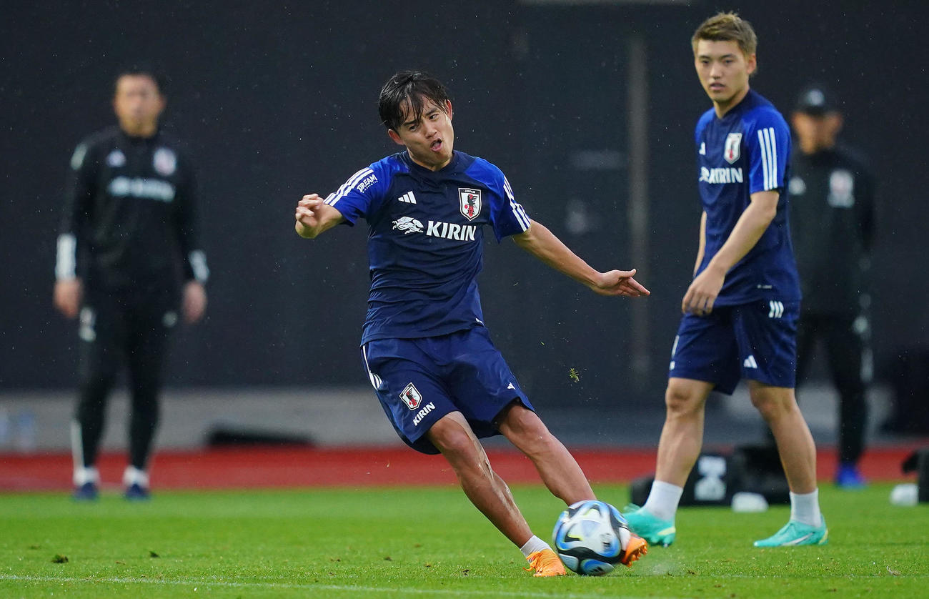 堂安（右）らと居残りでシュート練習を行う久保（撮影・垰建太）