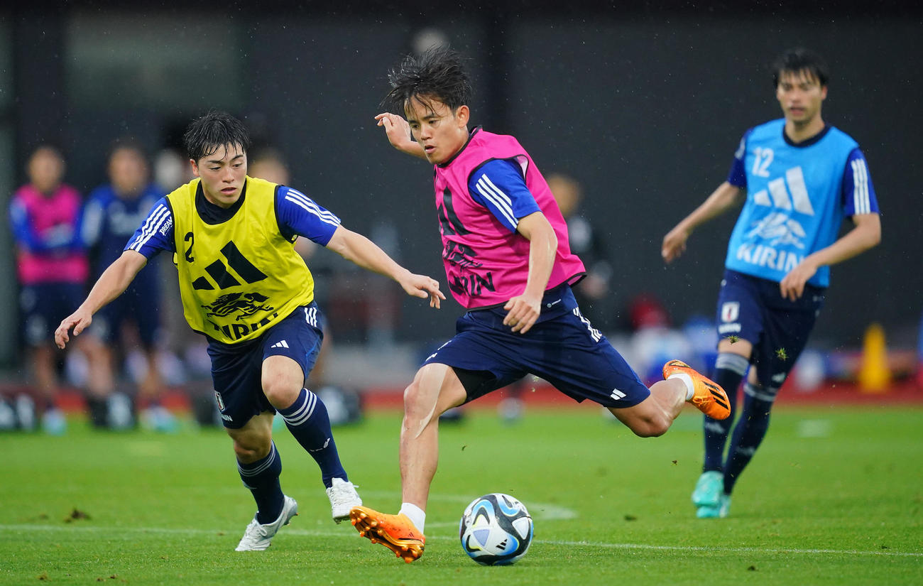 ボール回しで競り合う相馬（左）と久保（撮影・垰建太）