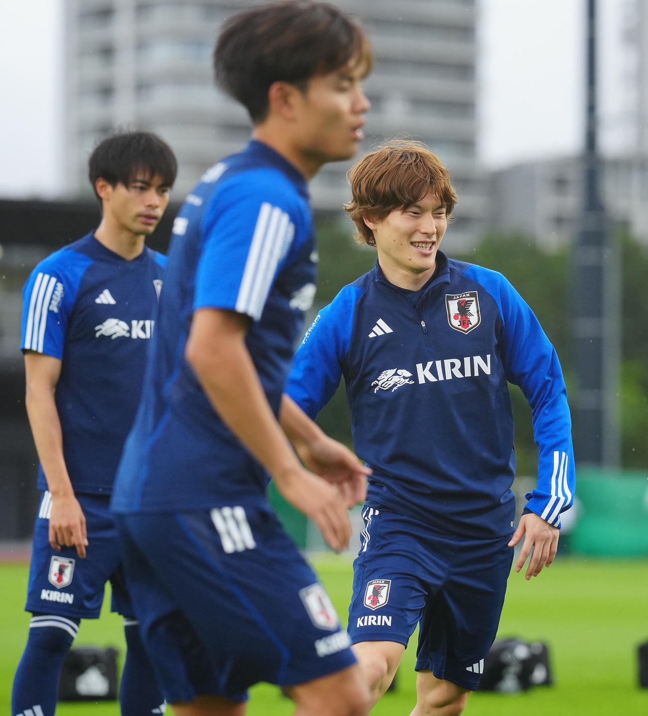 久保（手前）、三笘（左）らと練習に臨む古橋（撮影・垰建太）