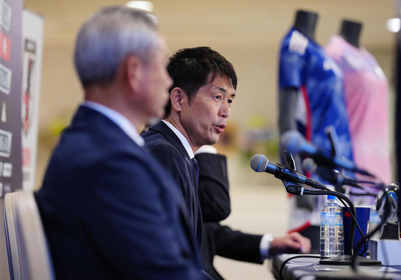 なでしこジャパンのメンバー発表会見で質問に答える池田監督（中央）（撮影・垰建太）