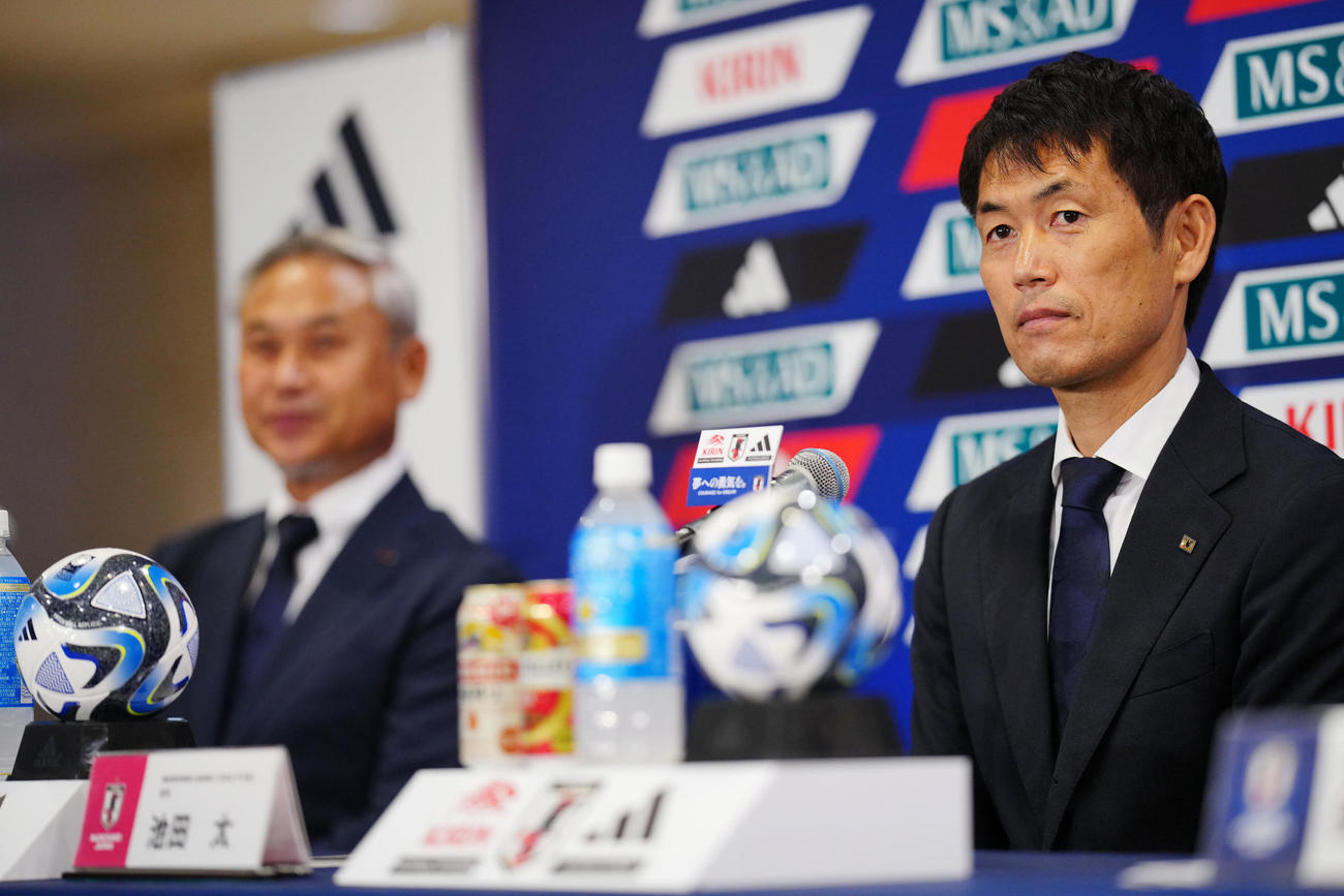 なでしこジャパンのメンバー発表会見で日本サッカー協会佐々木女子委員長（左）と記者の質問に耳を傾ける池田監督（撮影・垰建太）