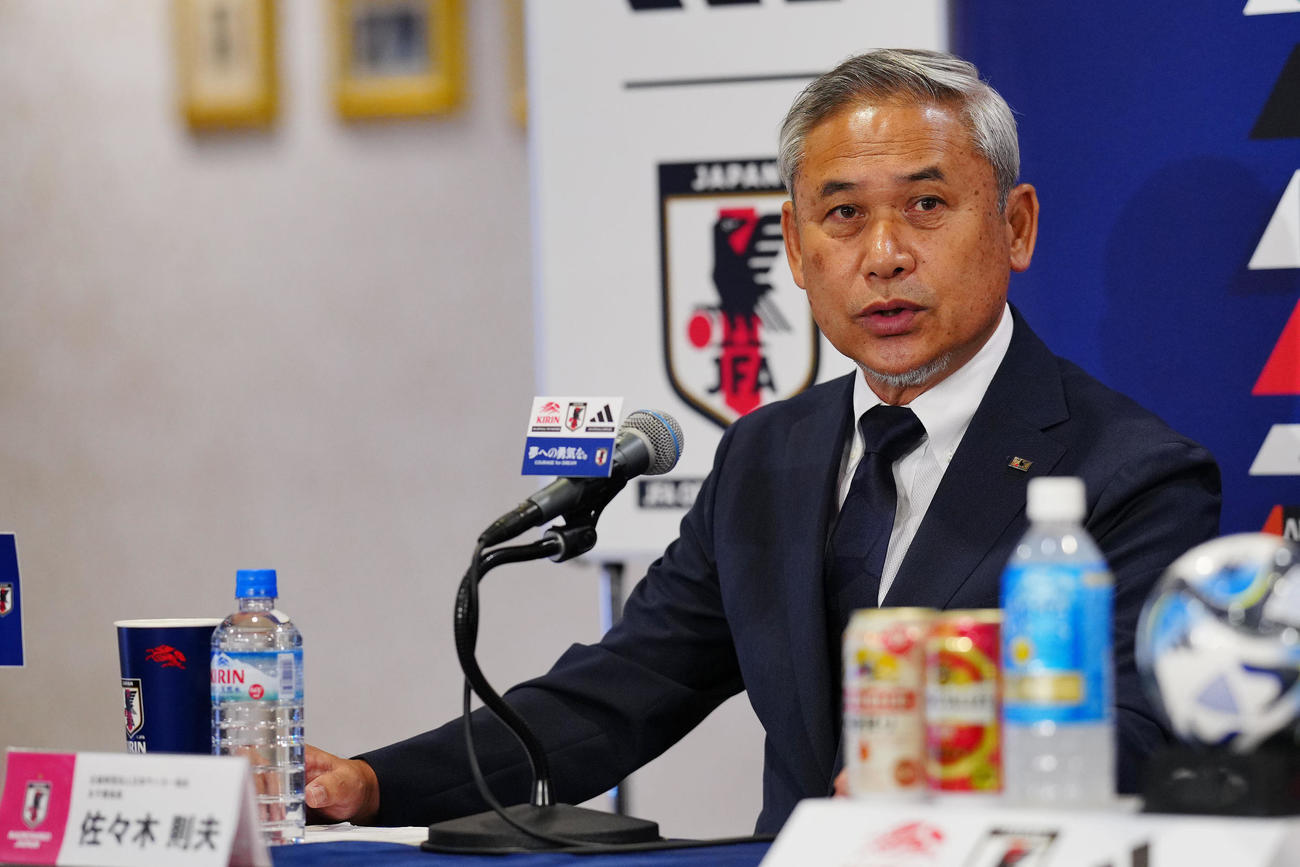 なでしこジャパンのメンバー発表会見であいさつする日本サッカー協会佐々木女子委員長（撮影・垰建太）