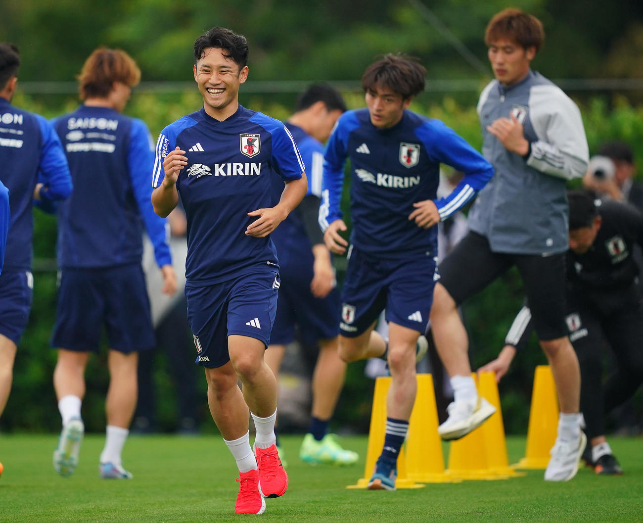 ウオーミングアップを行う森下（左）、川村（中央）、GK大迫（撮影・垰建太）
