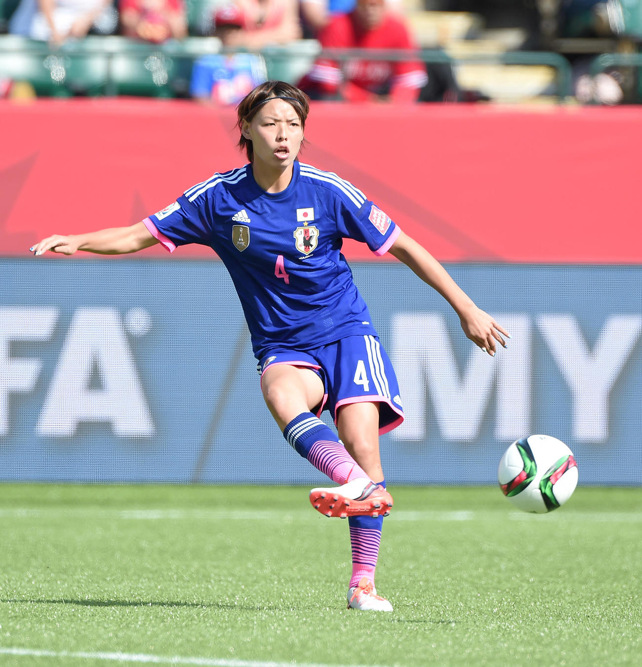 15年W杯準決勝イングランドの前半、パスを出す熊谷紗希