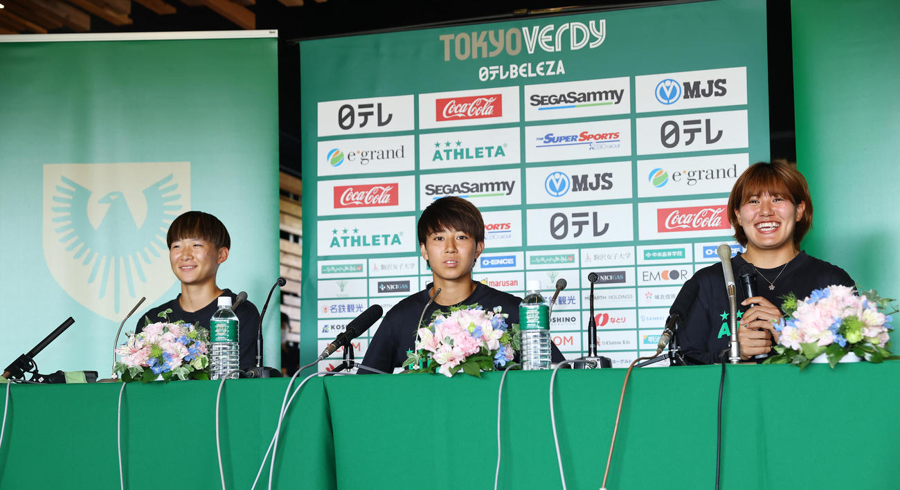 なでしこジャパンに選出され会見に臨む日テレ東京Vの藤野（左）、植木（中央）、田中（撮影・垰建太）