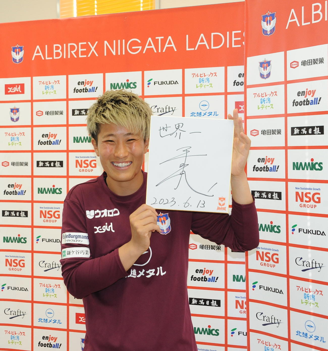 W杯のメンバー入りが決まり、色紙に目指すものは「世界一」と書いた新潟レディースのGK平尾