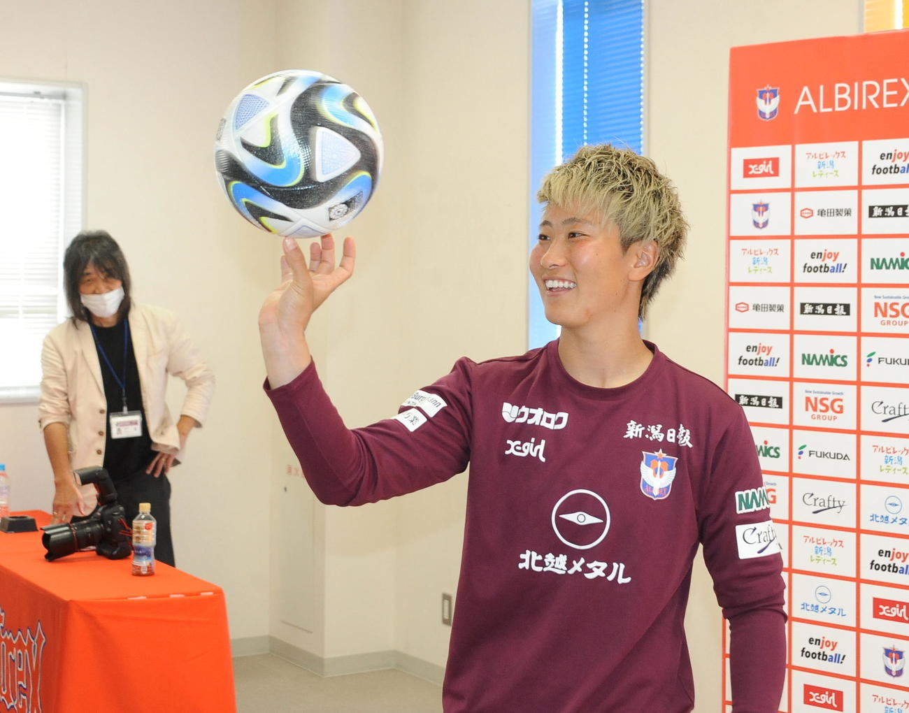 会見後、右手親指でボールを回す新潟レディースのGK平尾