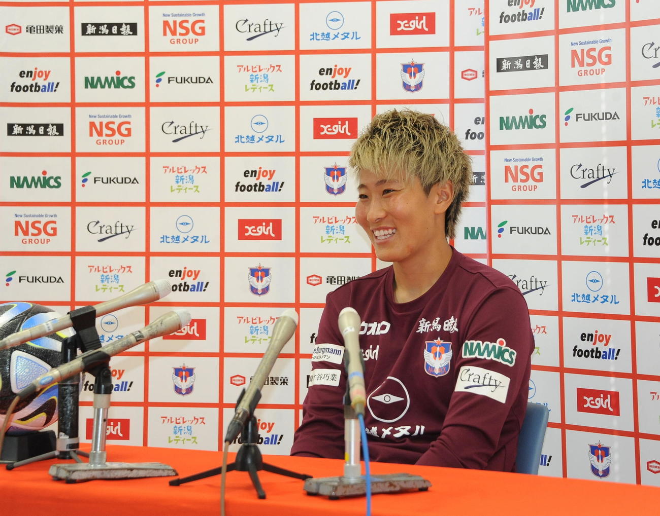 W杯のメンバー入りが決まり、会見で笑顔を見せる新潟レディースのGK平尾
