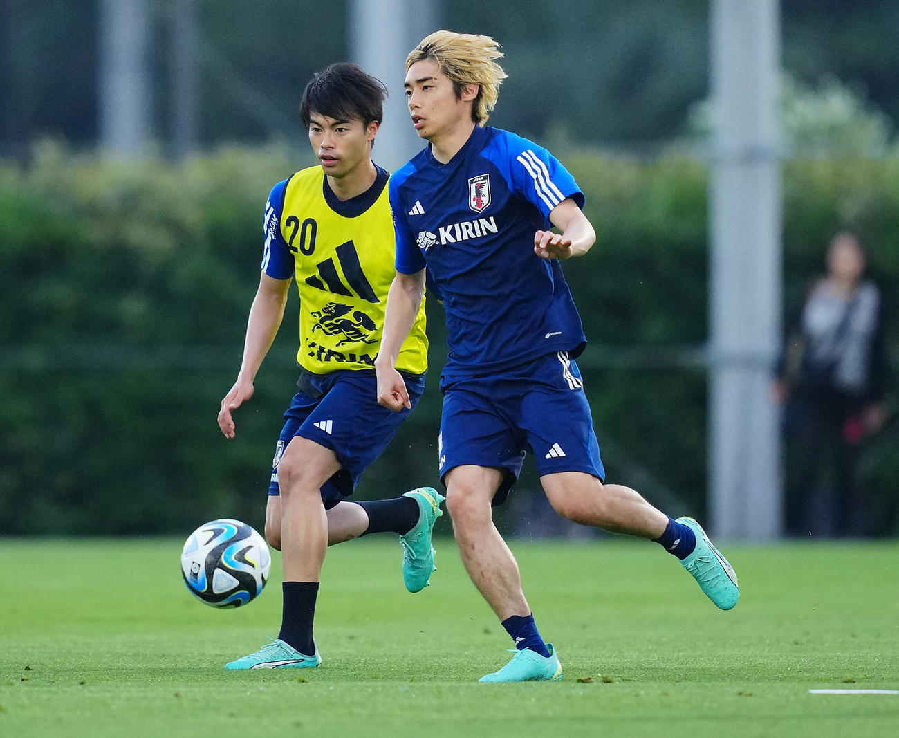 ミニゲームで三笘（左）と競り合う伊東（撮影・垰建太）