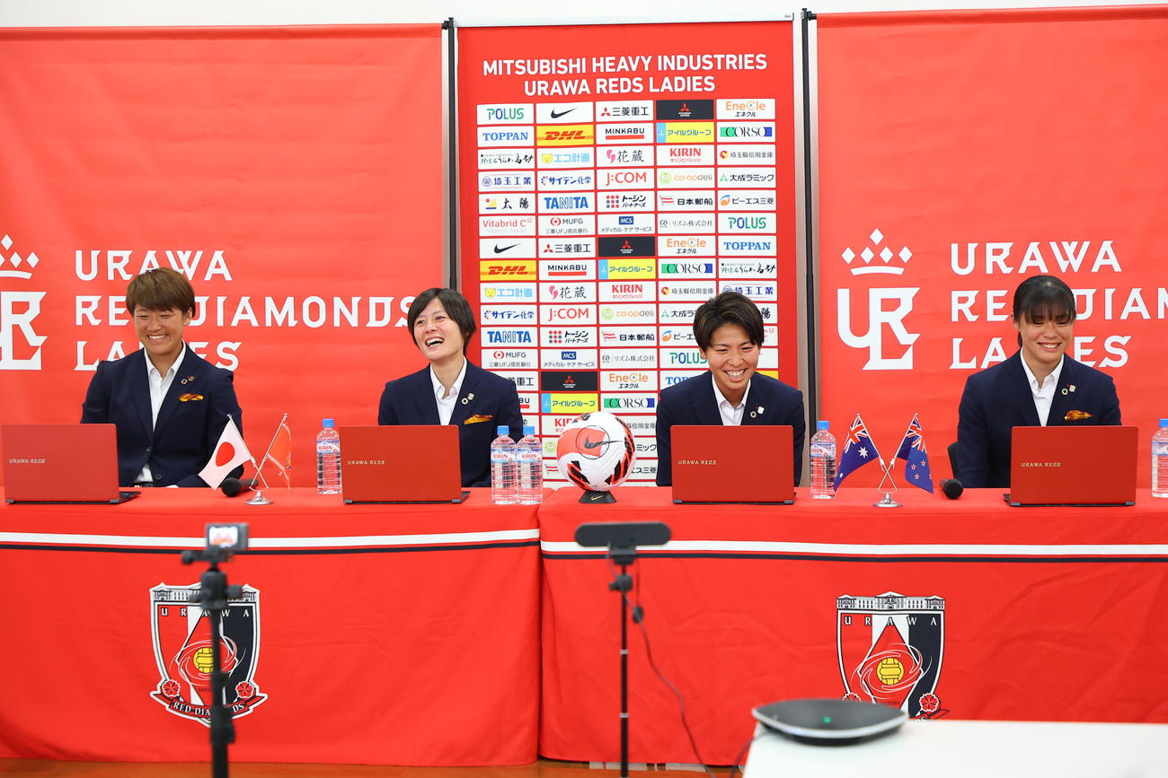 なでしこジャパンの女子W杯メンバーに選ばれ、会見で笑う三菱重工浦和の4選手。左から高橋はな、猶本光、清家貴子、石川音璃コピーライトURAWA REDS