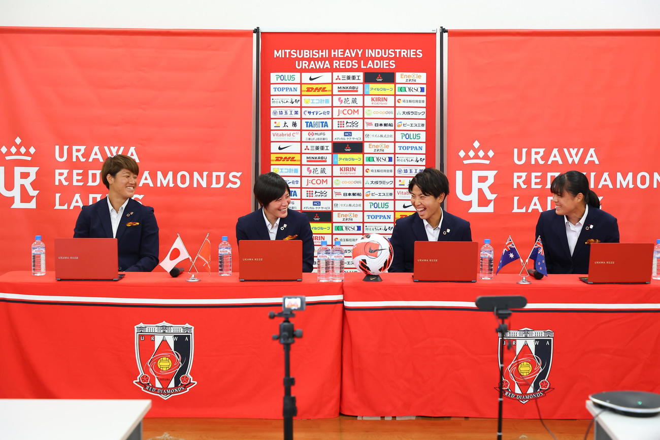 なでしこジャパンの女子W杯メンバーに選ばれ、会見で笑う三菱重工浦和の4選手。左から高橋はな、猶本光、清家貴子、石川音璃コピーライトURAWA REDS