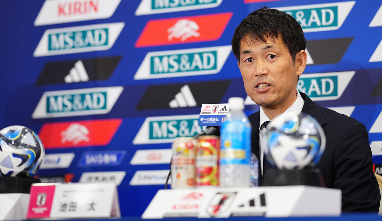 なでしこジャパンのメンバー発表会見であいさつする、なでしこジャパン池田監督（撮影・垰建太）
