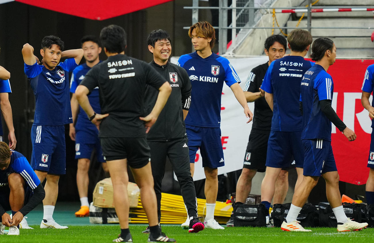 前日練習を行う選手たちの中で笑顔を見せる森保監督（中央）（撮影・垰建太）