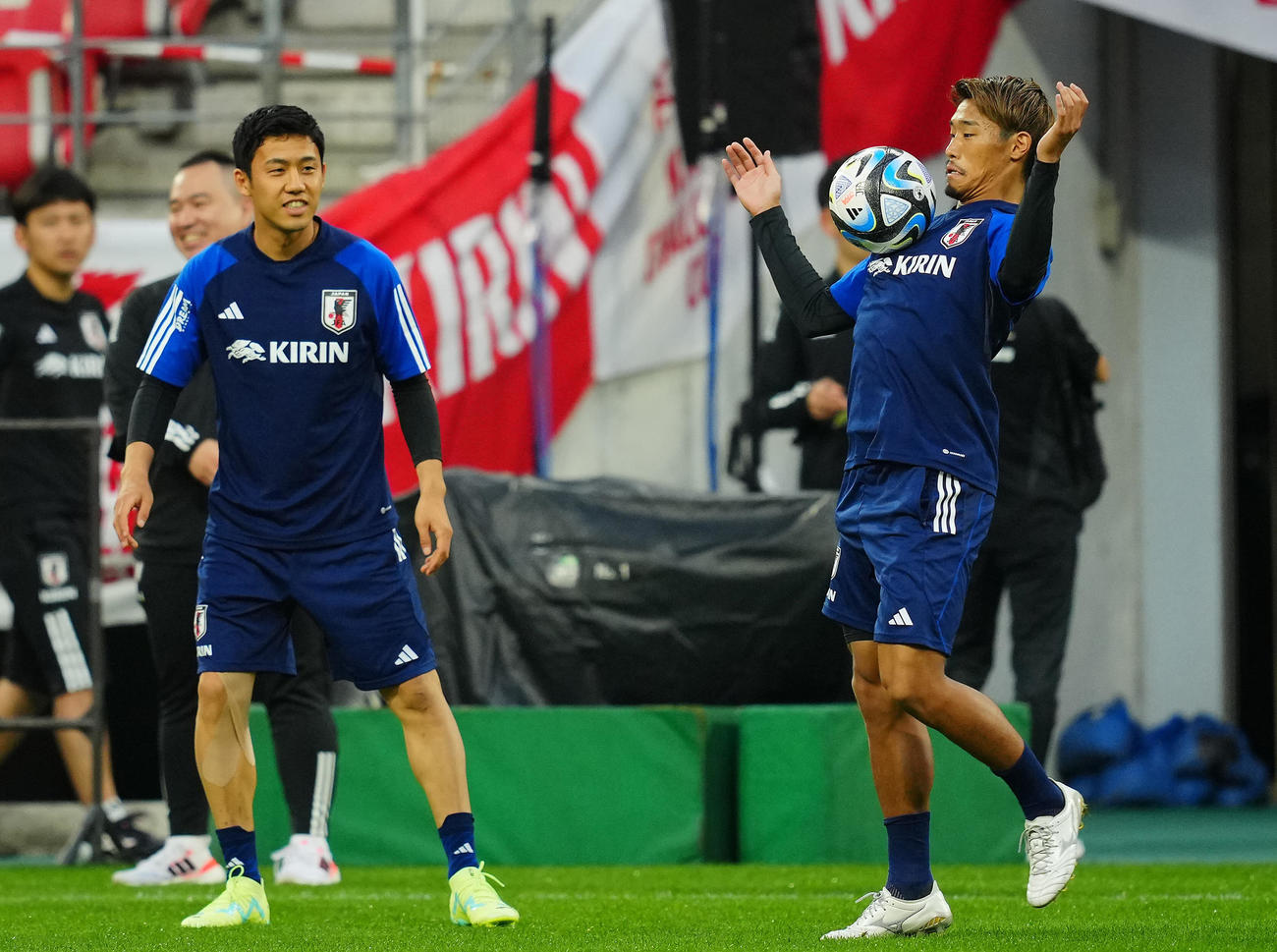 リラックスした表情で前日練習に臨む守田（右）と遠藤（撮影・垰建太）