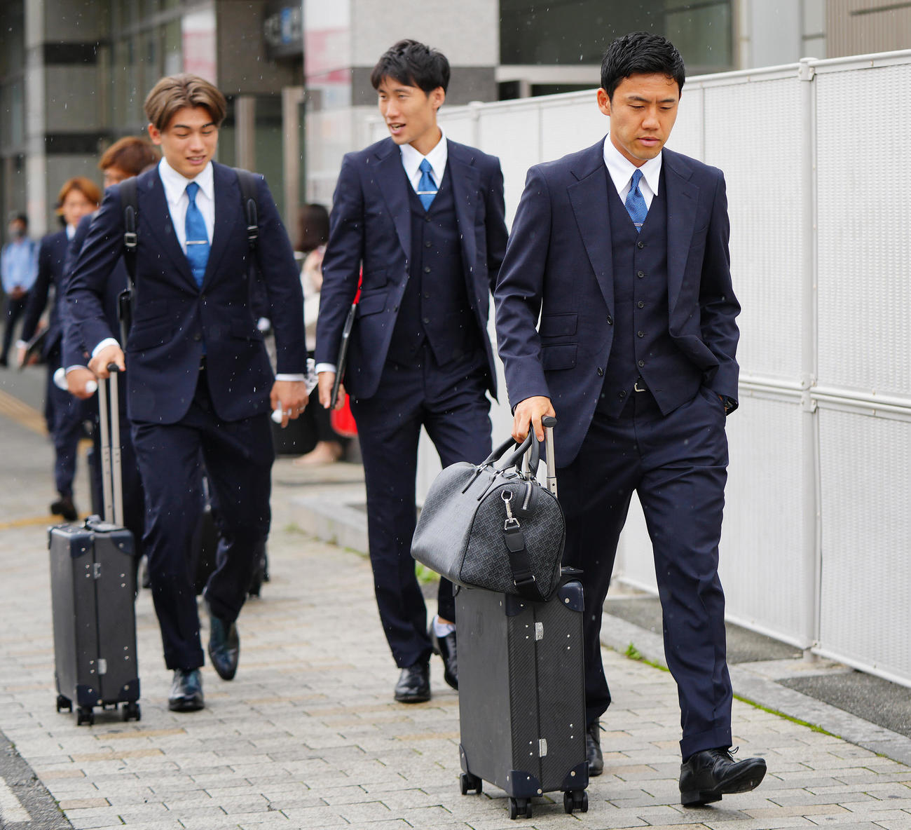 移動する日本代表遠藤（右）、鎌田（中央）、上田ら（撮影・垰建太）