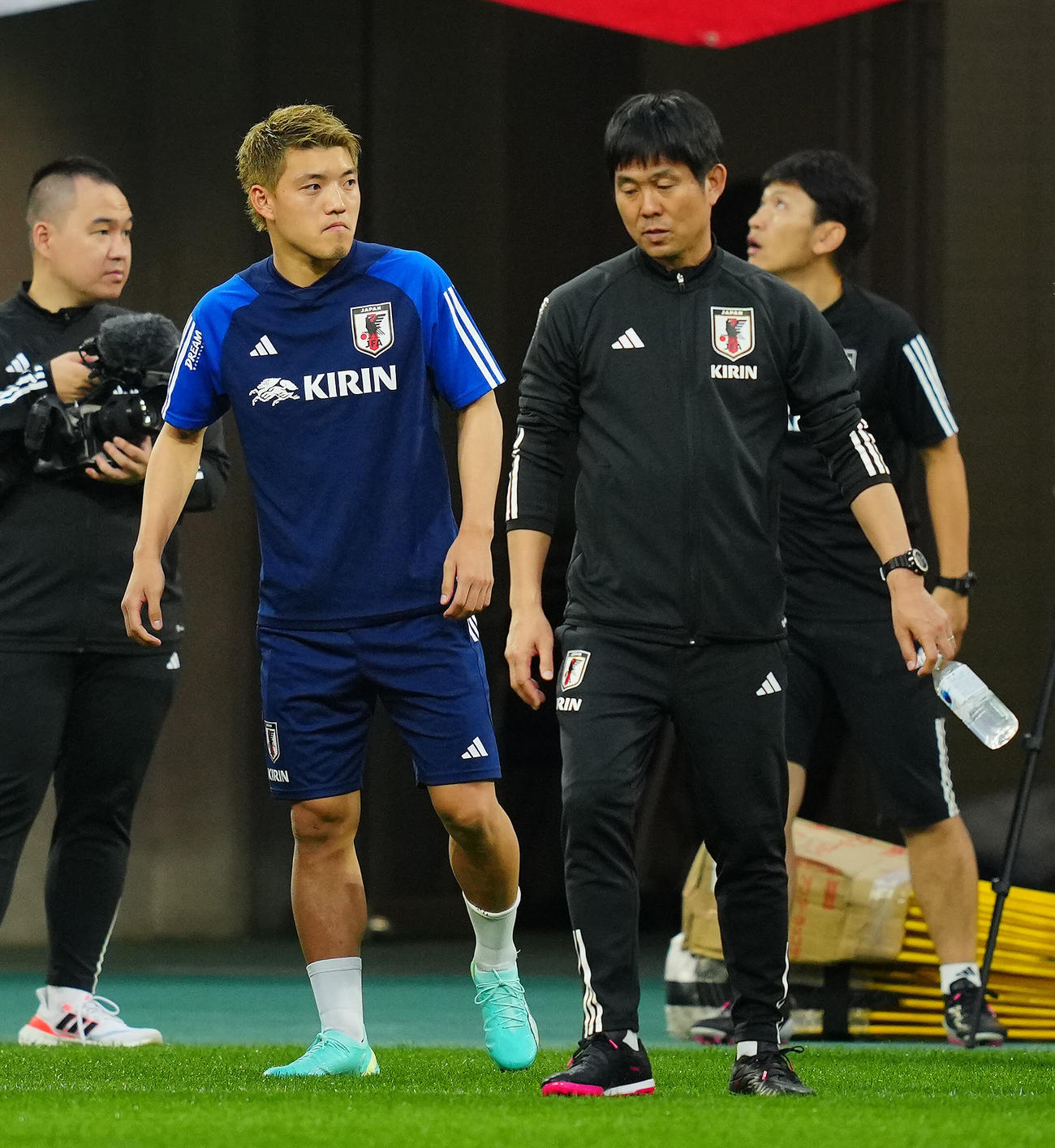 前日練習で森保監督（右）らとグラウンドに入る堂安（撮影・垰建太）