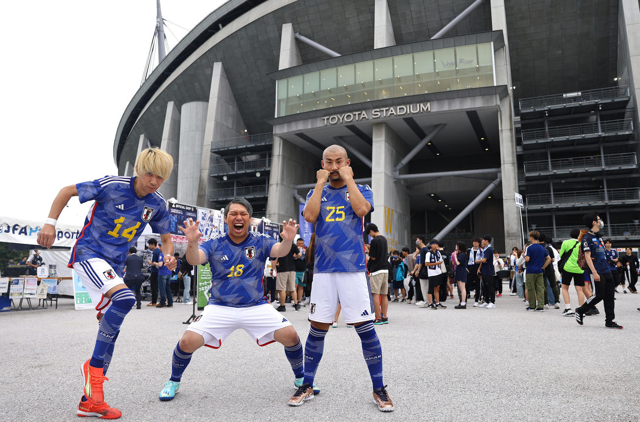 日本対エルサルバドル　試合前、スタジアム前でポーズを決めるちょいまねジャパン（撮影・垰建太）