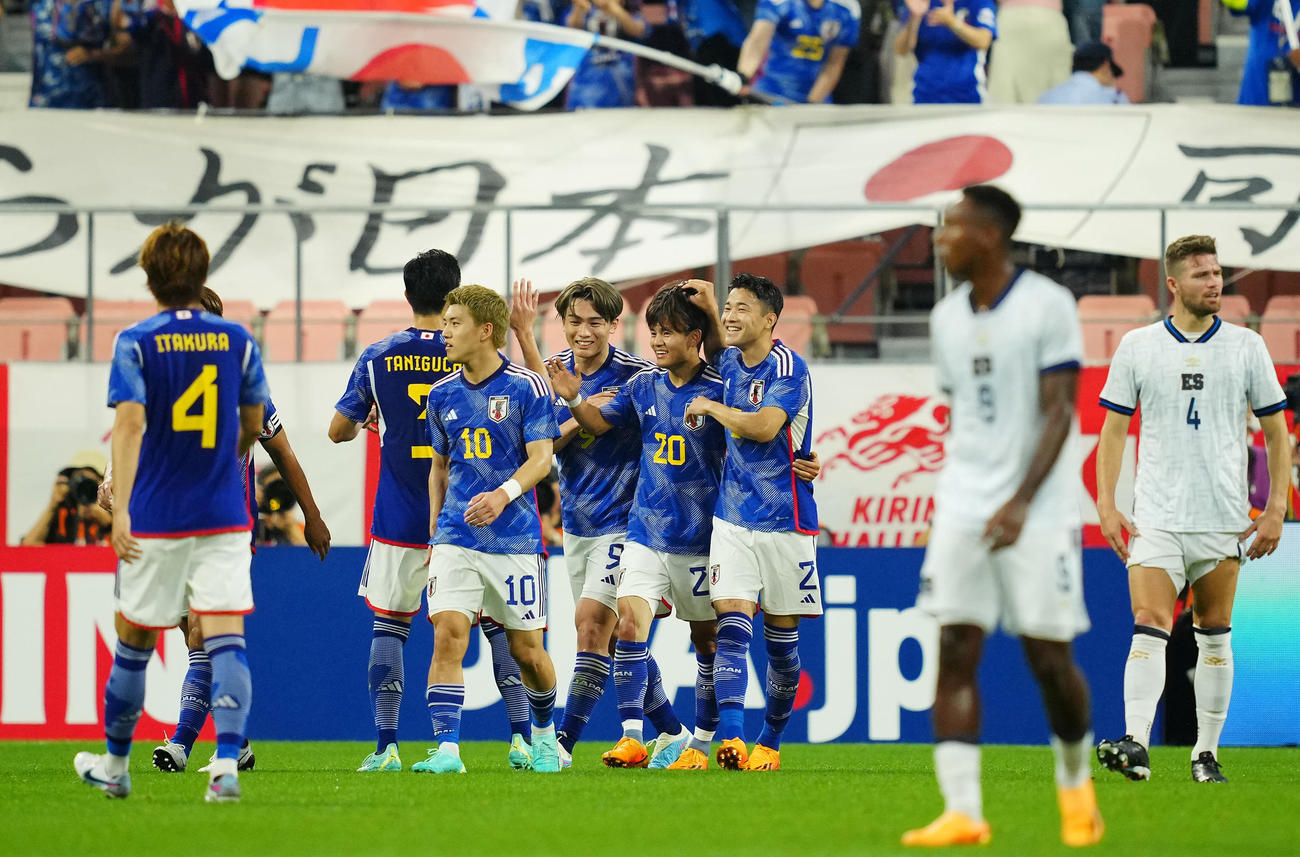 日本対エルサルバドル　前半、ゴールを決めた久保（右から4人目）は仲間の祝福に笑顔を見せる（撮影・垰建太）