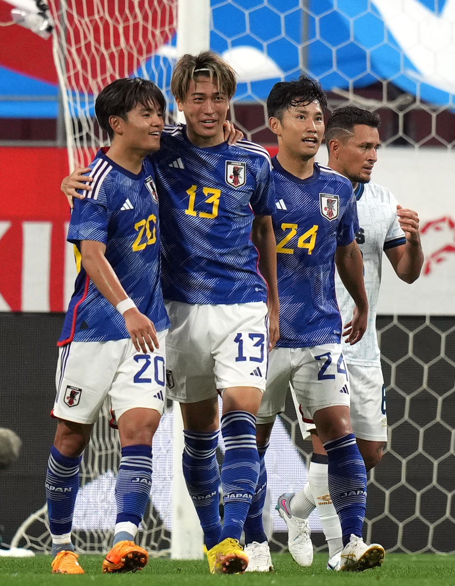 前半、ゴールを決め喜ぶ中村敬（撮影・狩俣裕三）