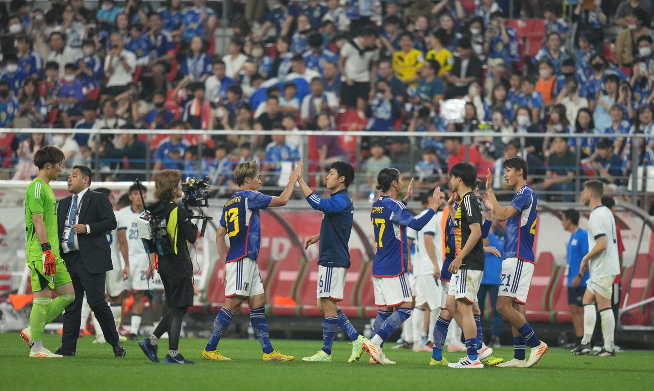 日本対エルサルバドル　試合後、健闘をたたえ合う日本代表の選手たち（撮影・狩俣裕三）