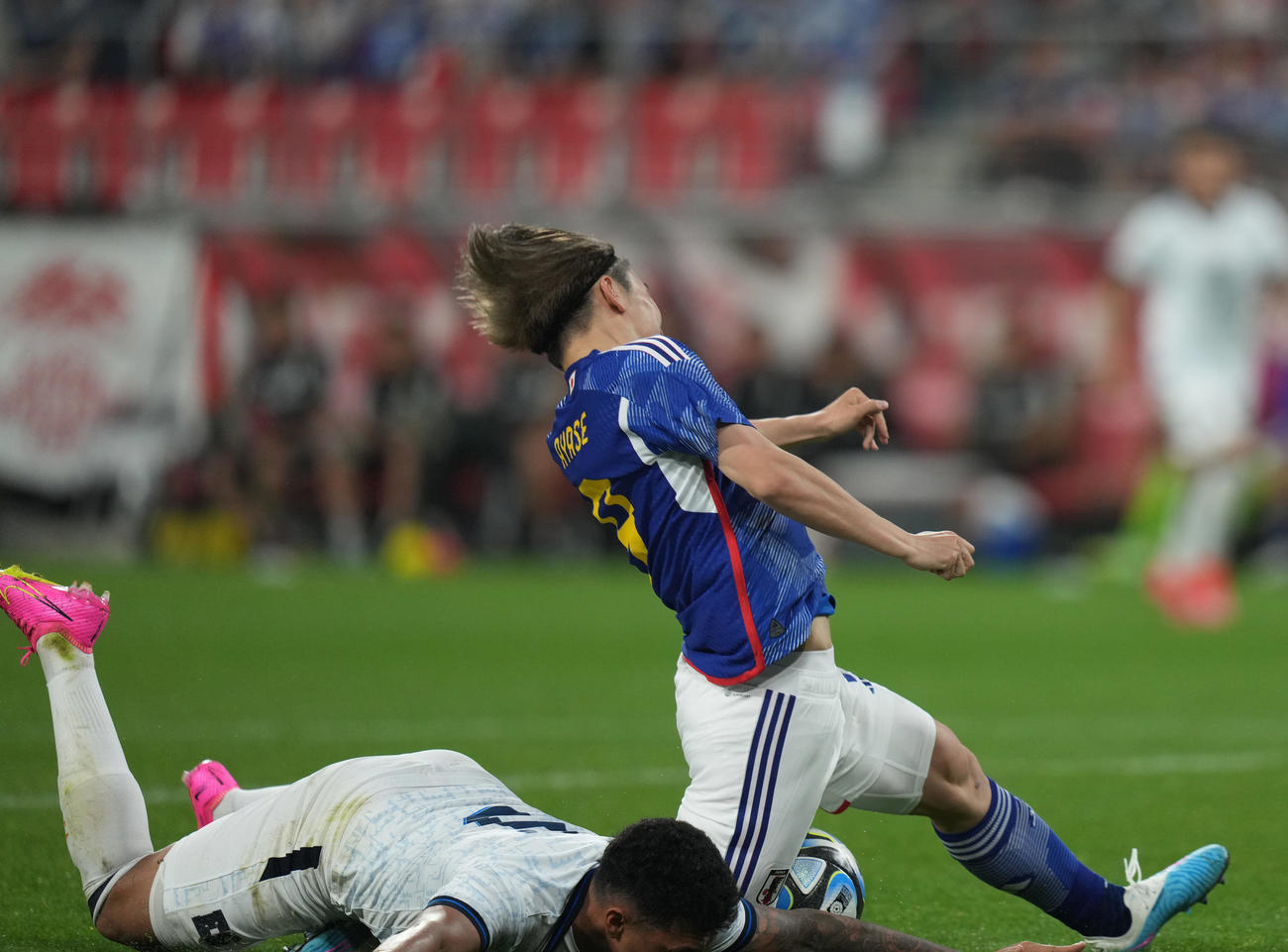 日本対エルサルバドル　前半、ロドリゲスに倒された上田（右）はPKをゲット（撮影・狩俣裕三）