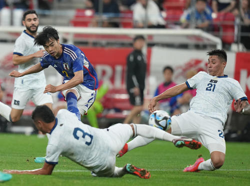 前半、シュートを放つ三笘（撮影・狩俣裕三）