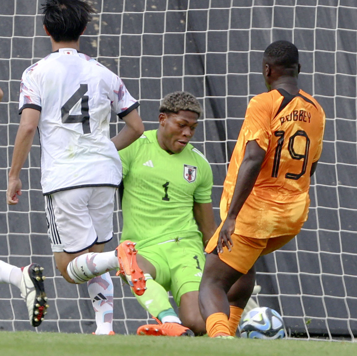 日本対オランダ　後半、セーブするGK鈴木彩（中央）（共同）