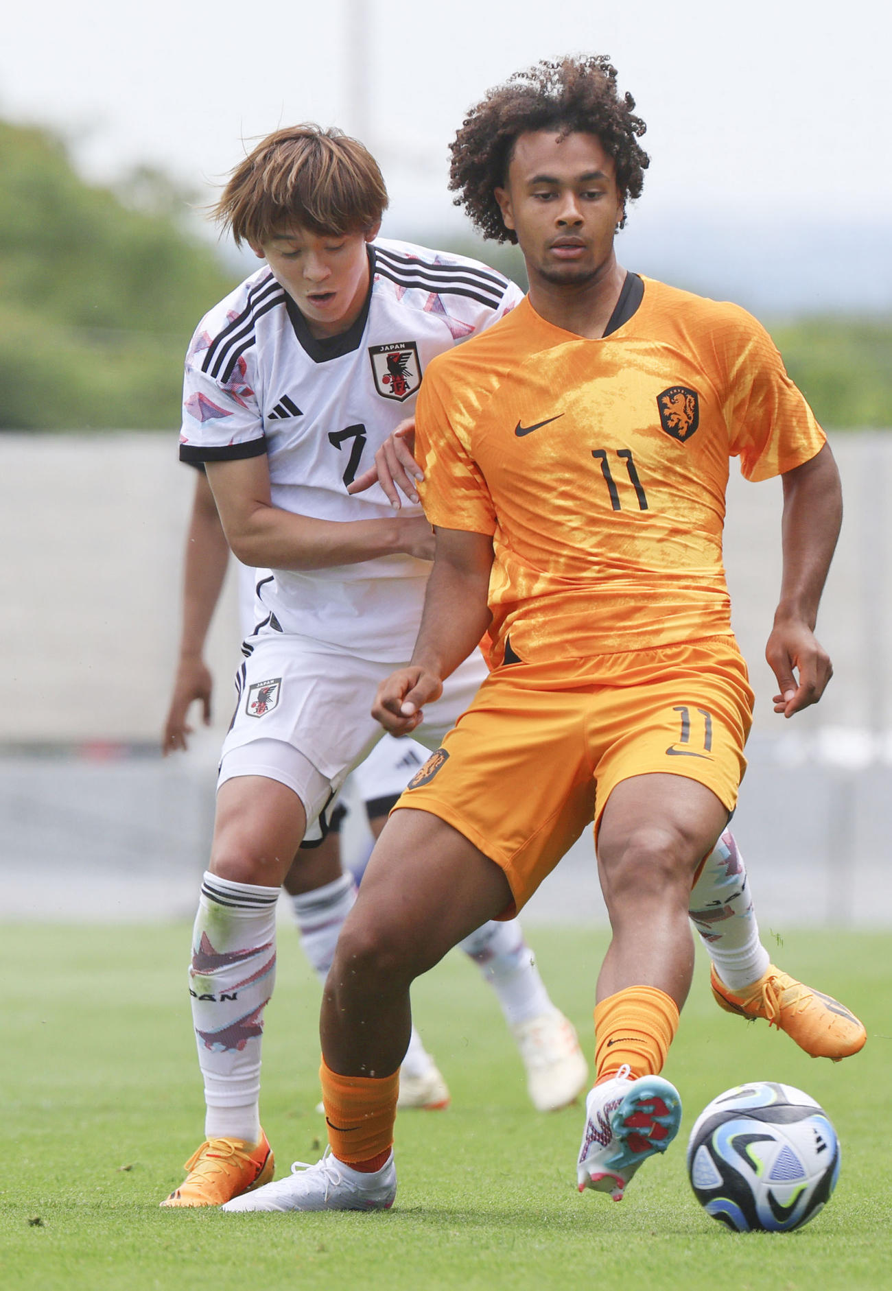 日本対オランダ　前半、競り合う山本（左）（共同）