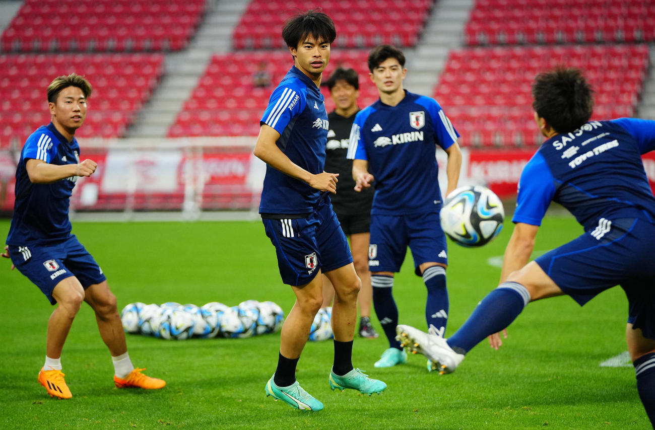 リラックスした表情で前日練習に臨む三笘（中央）ら日本代表の選手たち（撮影・垰建太）