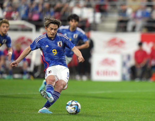 【日本代表】新9番上田綺世がPKで代表初ゴール！Aマッチ15試合目冷静に右隅へ「職人」の技 - 日本代表 : 日刊スポーツ