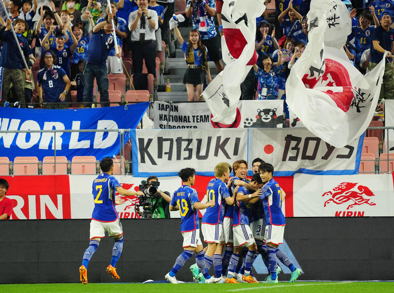日本対エルサルバドル　前半、先制点を奪った谷口（右から2人目）は三笘（右）らチームメートと喜ぶ（撮影・垰建太）