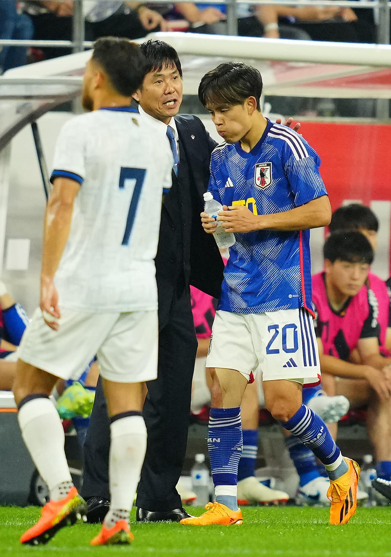 日本対エルサルバドル　前半、久保（右）に声をかける森保監督（撮影・垰建太）