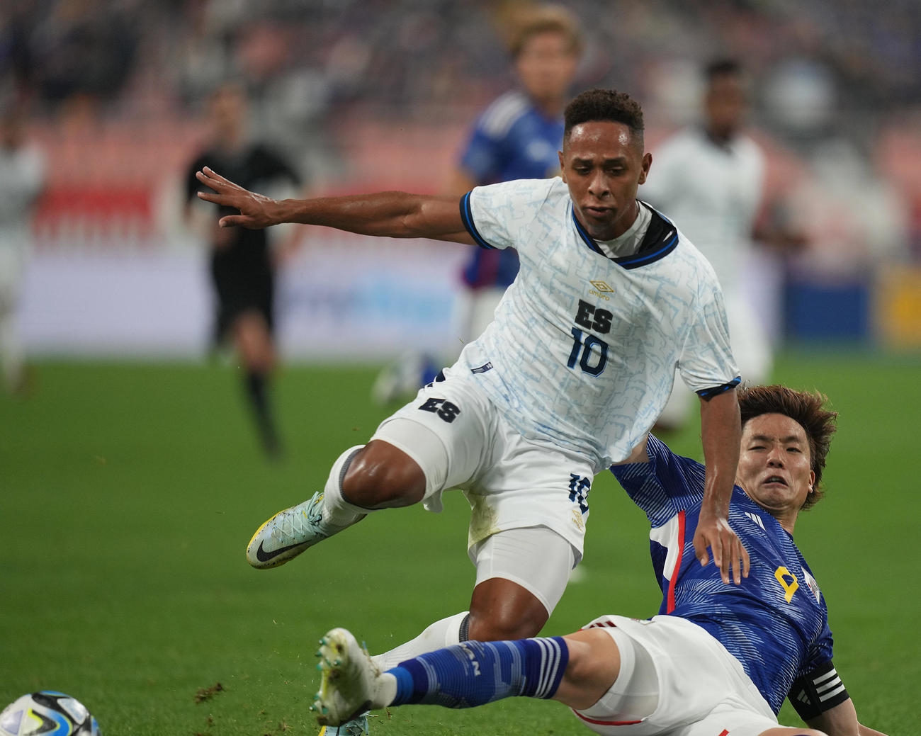 日本対エルサルバドル　後半、スライディングで相手ドリブルを止める板倉（撮影・狩俣裕三）